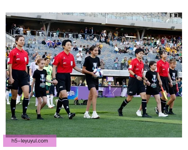 中国裁判董方雨：有信心执法FIFA决赛